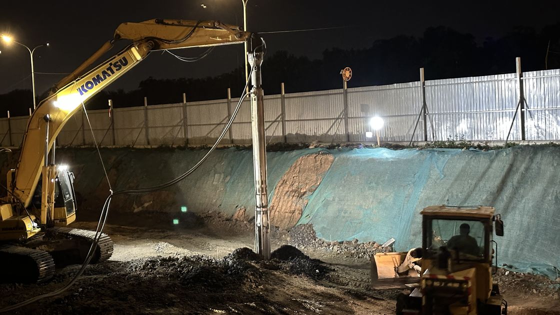 Виброфлотационная установка BVEM 2600, вращающаяся со скоростью 2600 об/мин, установленная на экскаваторе, использующая общую гидравлическую систему.