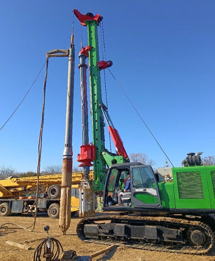 Виброфлотационная установка BVEM 2600, вращающаяся со скоростью 2600 об/мин, установленная на экскаваторе, использующая общую гидравлическую систему.